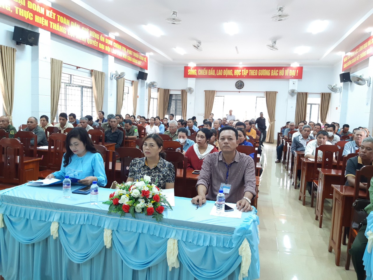 TOÀN THỂ HỘI NGHỊ